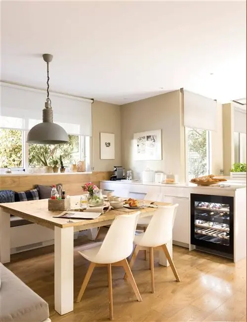 Кухня с офисом и винный погреб.