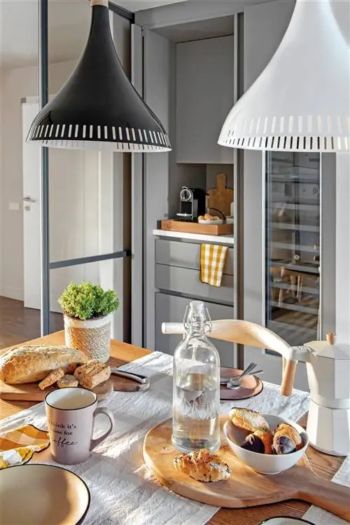 Серая кухня с колонным винным погребом.