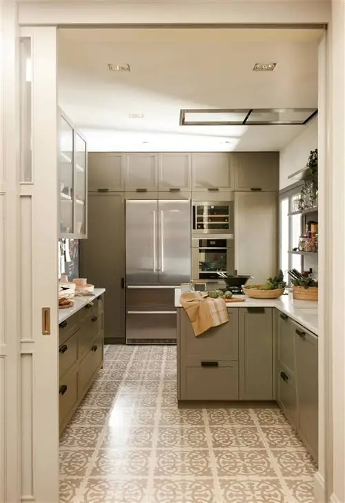 Кухня с винным погребом перед шкафами.