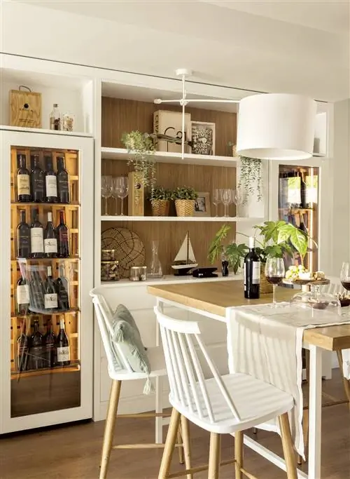 Кухня с винным погребом рядом с офисом.