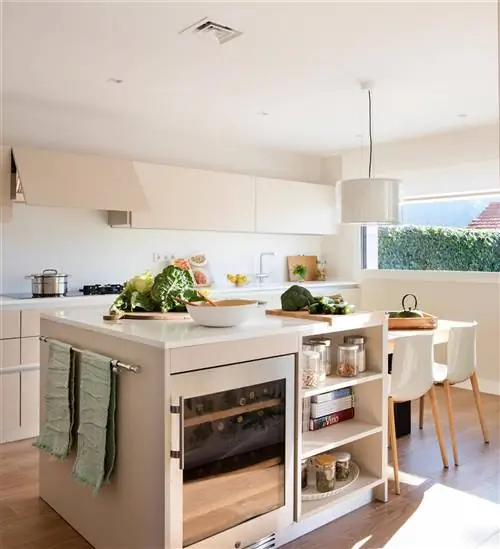 Кухня с островным винным погребом.