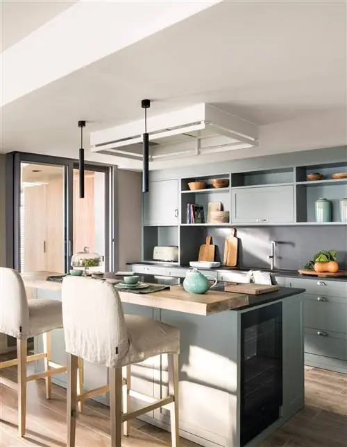 Винный погреб на зеленом кухонном острове.