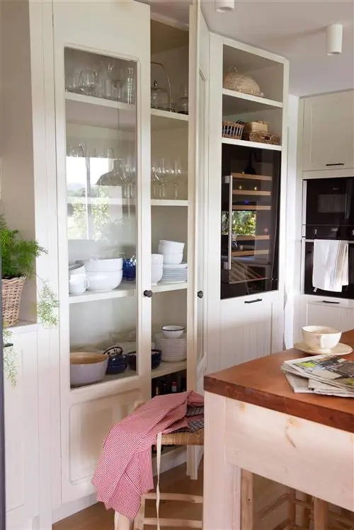 Кухня с винным погребом в гардеробной колонне.