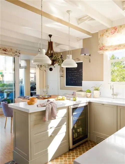 Бежевая кухня с винным погребом на полуострове.