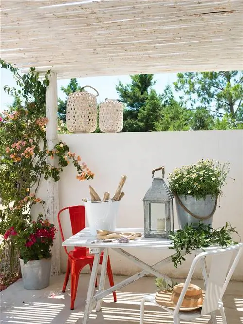 Стулья Tolix в Catalina House. Цинковые кубики от Atelier de Kentia. Стулья Tolix в Catalina House. Цинковые кубики от Atelier de Kentia.