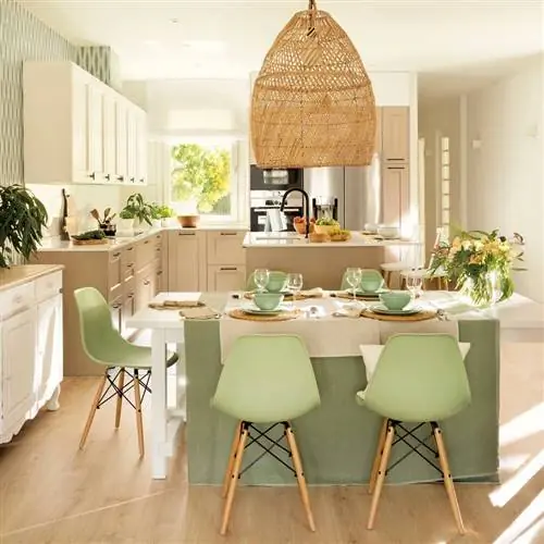 Столовая с выходом на кухню с зелеными стульями от Vitra 00531761