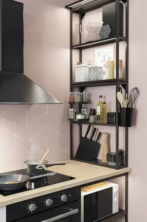 Угол кухни с черной полкой.