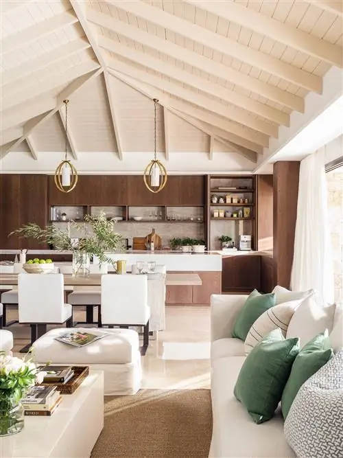 Гостиная с открытой кухней в классическом стиле