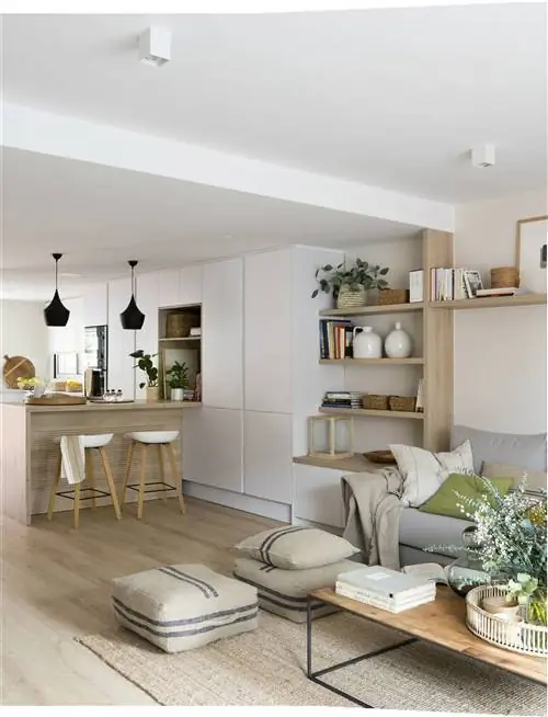 Гостиная с открытой кухней и кухонным гарнитуром с продолжением в гостиной