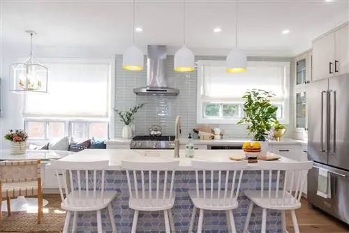 Кухня с барной стойкой отремонтирована братьями Скотт