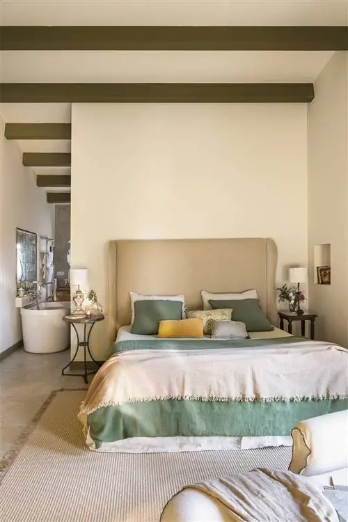 Спальня с изголовьем типа «крыло».