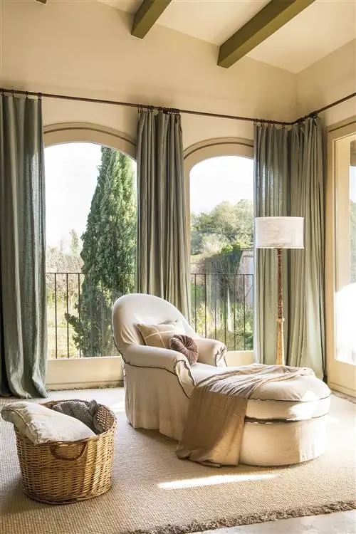 Уголок для чтения с шезлонгом и плетеной корзиной.