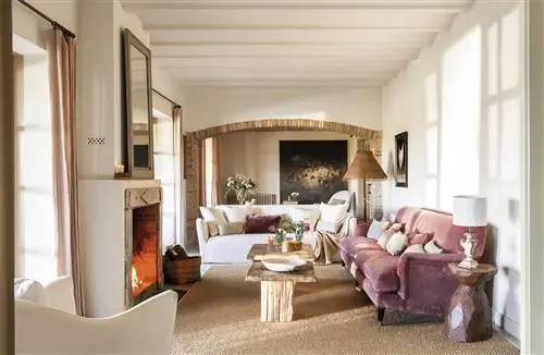 Деревенская гостиная с белым диваном и фиолетовым бархатным диваном.