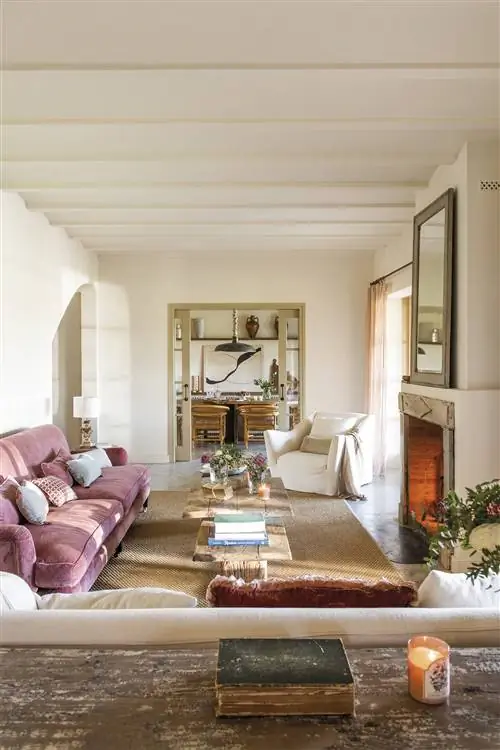 Гостиная с камином с выходом в столовую.