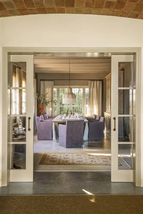 Столовая с фиолетовыми мягкими креслами.