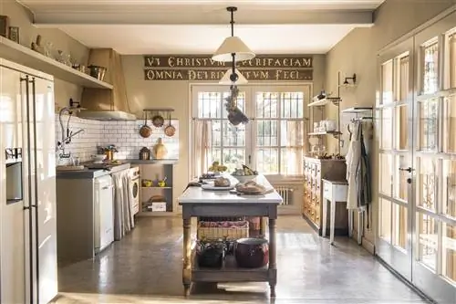 Деревенская кухня с деревянным островом.