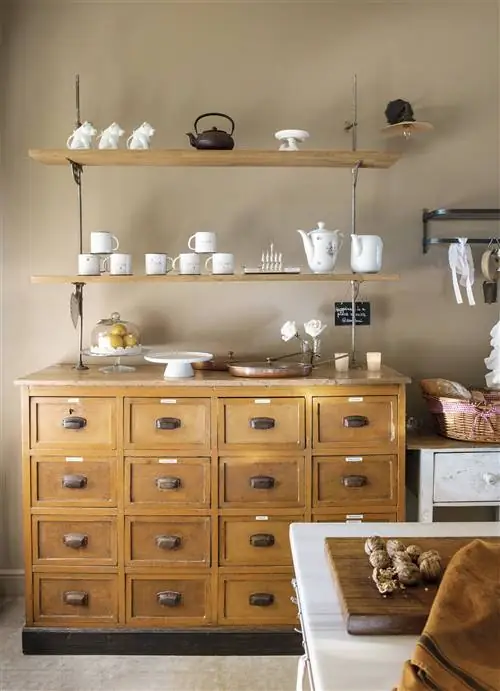 Восстановленная мебель, созданная из старого комода и полок.