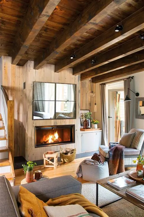 Деревянная гостиная с камином и зеркалом.