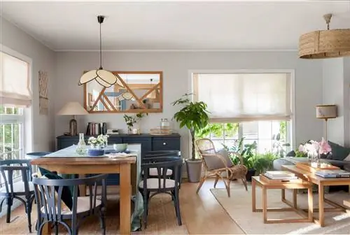 Столовая с мебелью из натурального дерева или с лаковым покрытием синего цвета.