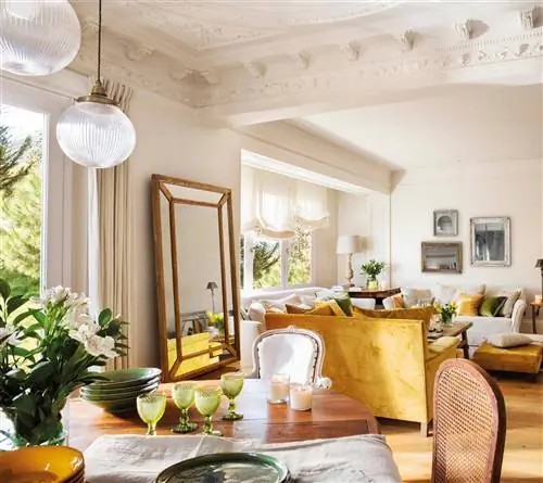 Столовая отделена зеркалом XL на полу