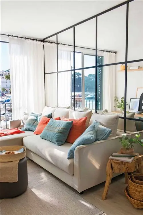 Современная гостиная со стеклянной стеной 00507384