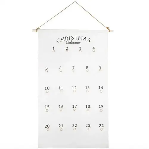 Адвент-календарь из ткани, дерева и белой бумаги от Maisons du Monde.