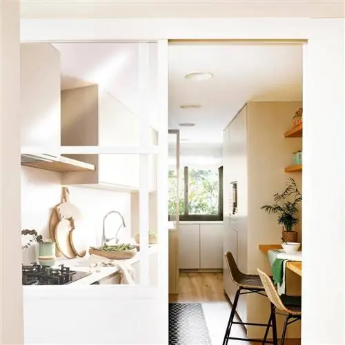 Небольшая кухня с раздвижной дверью и барной стойкой