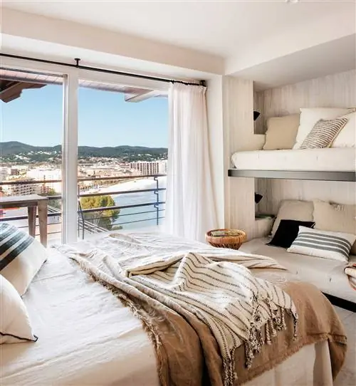 Небольшая спальня с двухъярусной кроватью