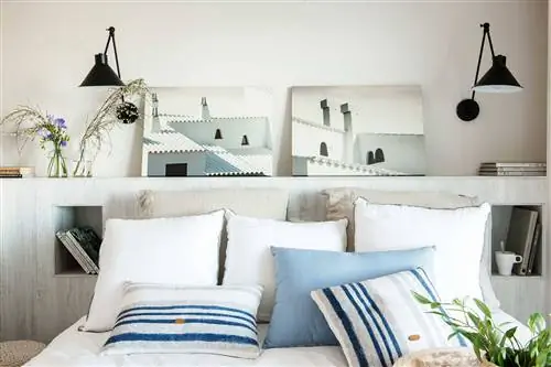 Небольшая белая спальня с настенным изголовьем и прикроватными тумбочками в комплекте