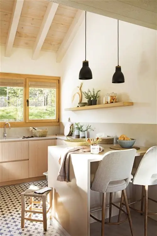 Небольшая кухня с мини-баром.