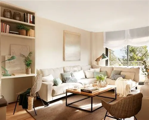 Небольшая гостиная с угловым диваном и небольшой рабочей зоной