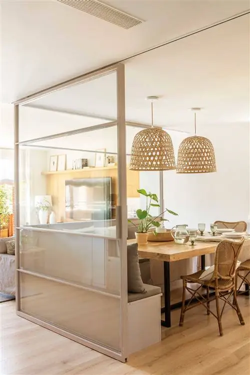 Столовая с Г-образным стеклом.