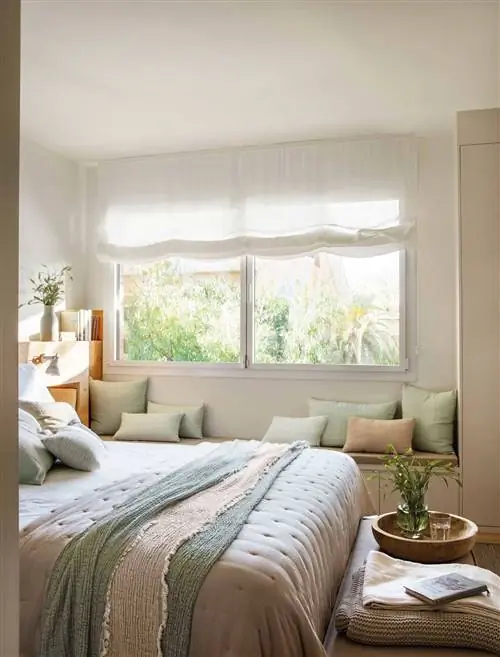 Небольшая спальня со скамейкой у окна.