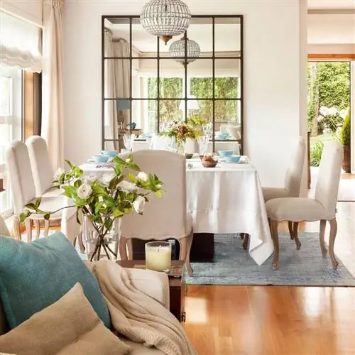 зеркало-с-металлическими-панелями-перед-окном-в-столовой-с-круглой-стеклянной-лампой-00410977 562cdaa6 1719x2000