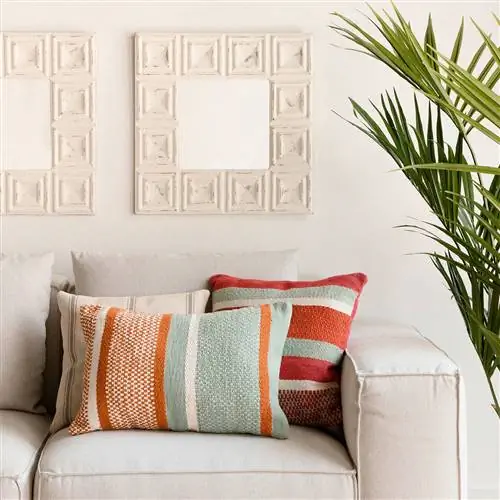 Квадратное настенное зеркало в белой раме