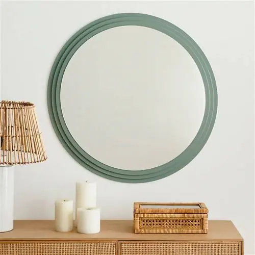 Настенное зеркало в зеленой раме от Kenay Home.