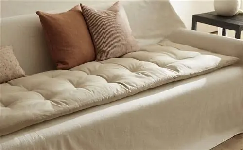 Диван с топпером от Zara Home.