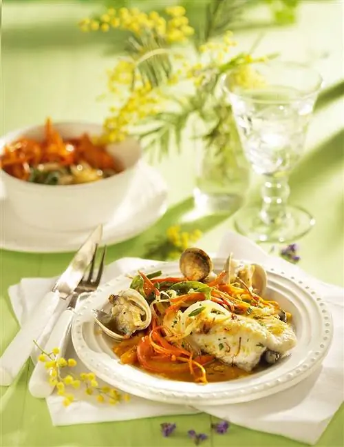 Запеченное филе палтуса с овощами жульен.