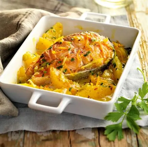 Запеченный лосось с апельсиново-лимонным соусом.