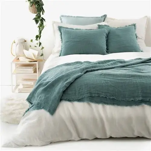 Покрывало из стираного льна цвета морской волны.