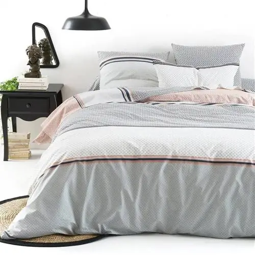 Пододеяльник из хлопка с различными принтами.