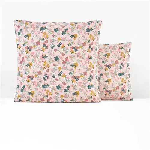 Розовая наволочка с цветами.