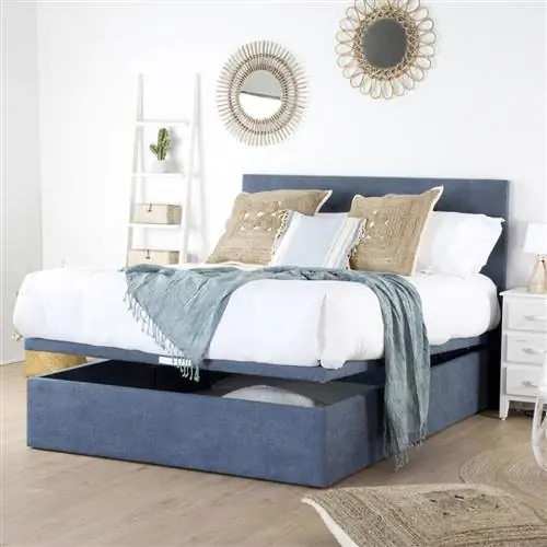 Синее складное канапе от Banak Importa Niemen.