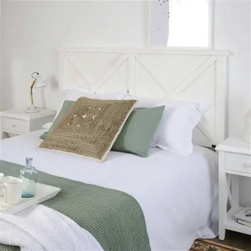 Белое изголовье в деревенском стиле от Banak Importa, модель Niza.