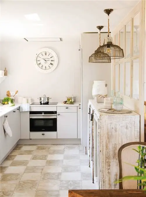 Маленькая белая кухня в винтажном стиле.