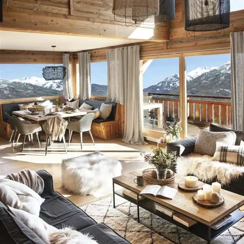 Двухуровневая гостиная в деревенском стиле с выходом в столовую и большими окнами.