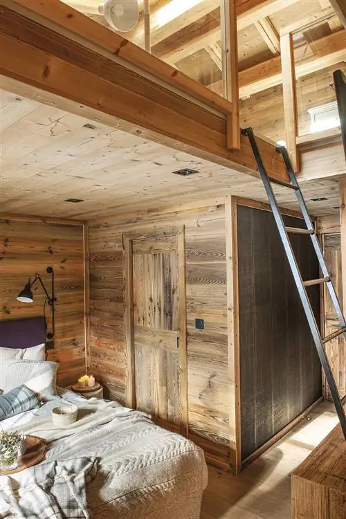 Деревенская спальня в двух высотах.