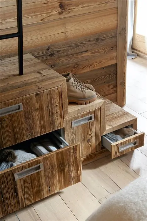 Деталь лестницы с местом для хранения.