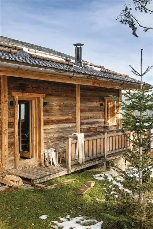 Фасад деревенского деревянного дома.