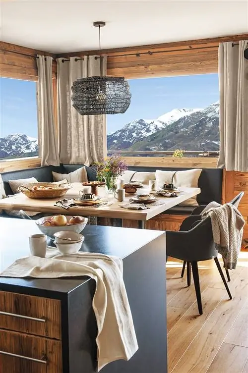 Столовая с большими окнами и угловой скамейкой.